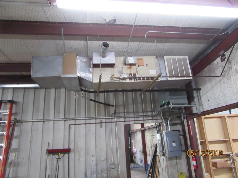 More Photos Of 205 NE Loop 230, Smithville Warehouse For Lease