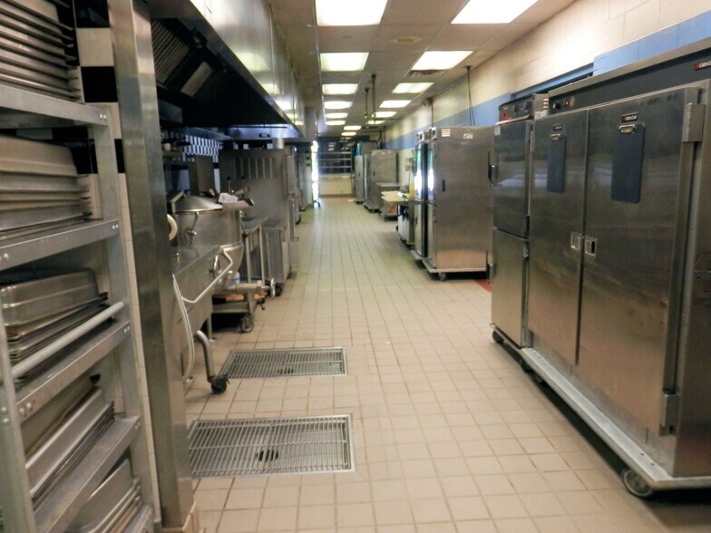 More Photos Of 5783 Heisley Rd, Mentor Hotel For Sale