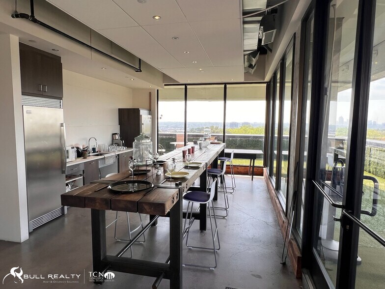 More Photos Of 550 Pharr Rd NE, Atlanta Office For Sale