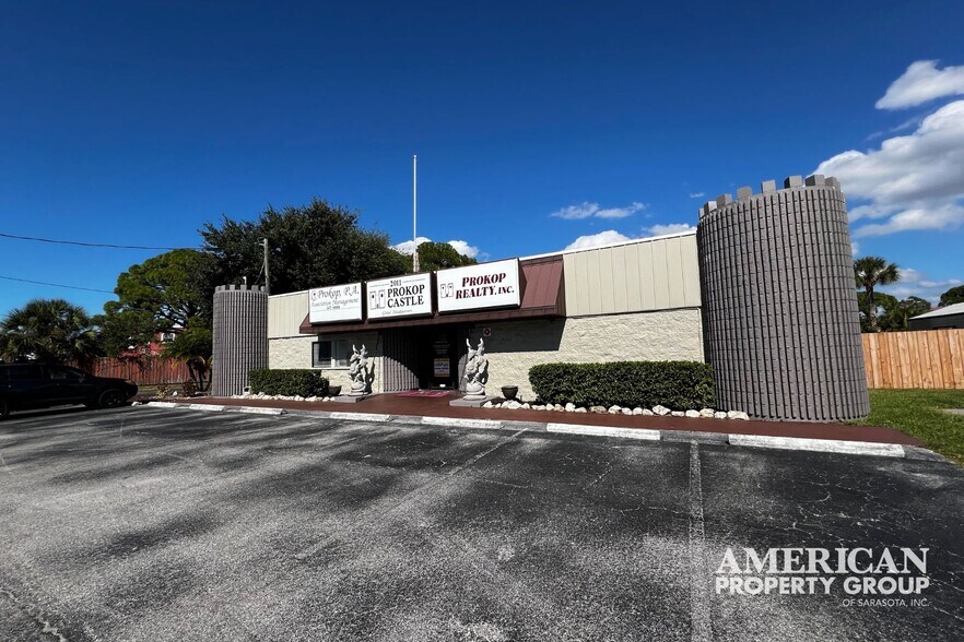 More Photos Of 2011 Bispham Rd, Sarasota Office For Lease