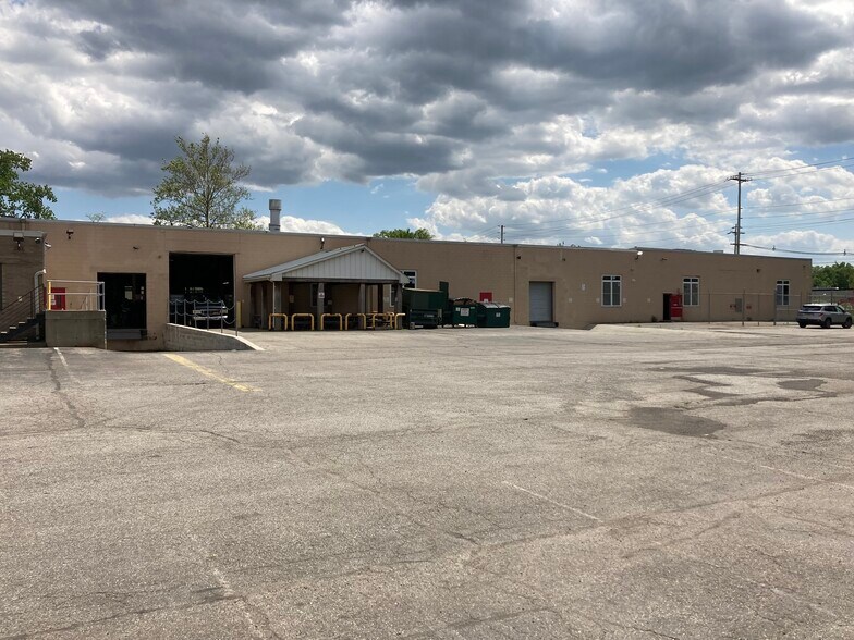 More Photos Of 221 S 31st St, Kenilworth Warehouse For Lease