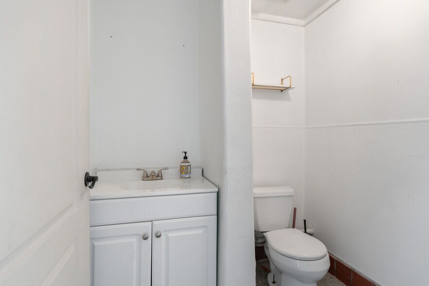 More Photos Of 4820 International Blvd, Oakland General Retail For Sale