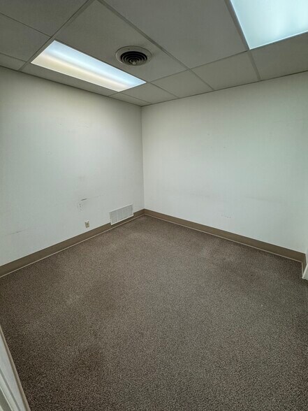 More Photos Of 2504 W Ohio Ave, Midland Flex For Sale