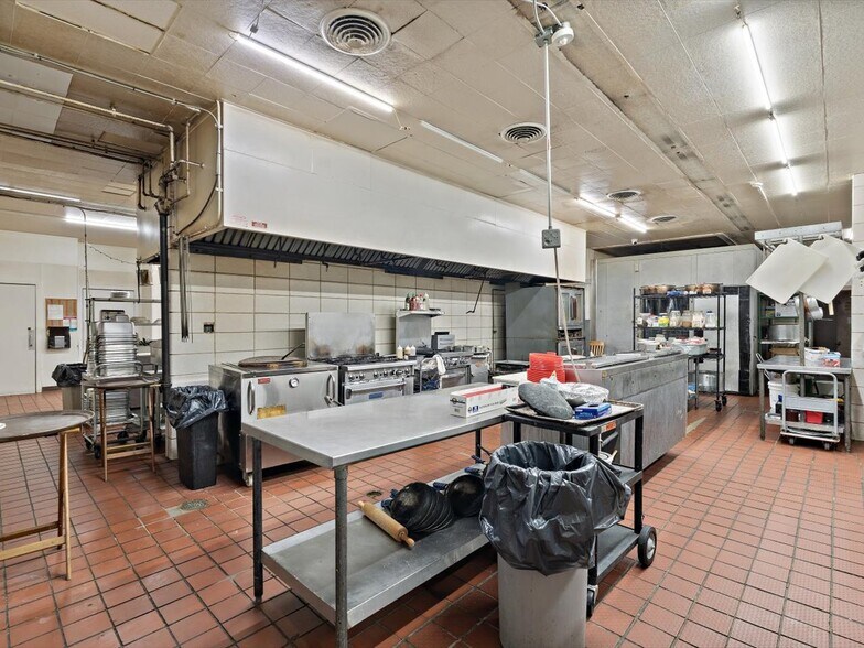 More Photos Of 2105 1st Ave, Rock Falls Hotel For Sale