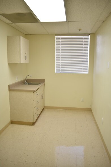 More Photos Of 2501 S Hill St, Los Angeles Office For Sale