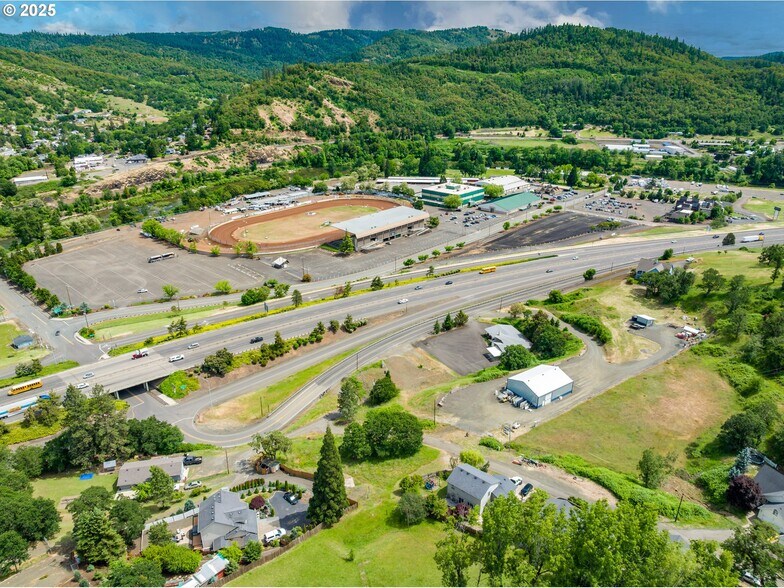 More Photos Of 161 Heritage Way, Roseburg Light Manufacturing For Sale