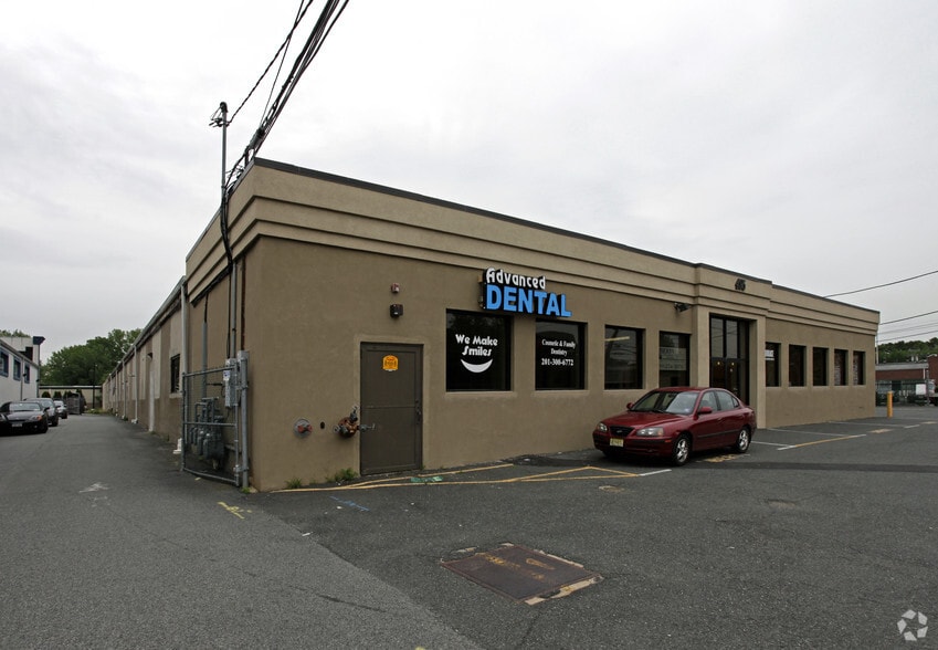 More Photos Of 495 Mola Blvd, Elmwood Park Warehouse For Lease