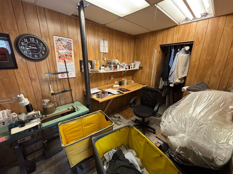 More Photos Of 304 Center Ave, Butler Flex For Sale