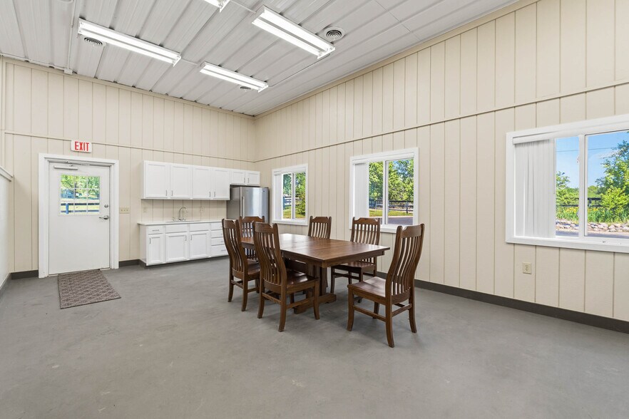 More Photos Of 7820 SE Vandalia Dr, Runnells Veterinarian Kennel For Sale