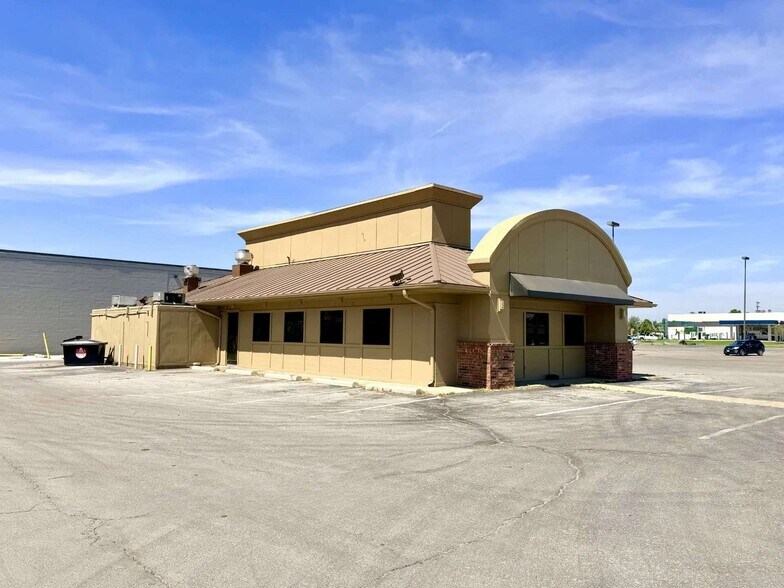 More Photos Of 1000 N Douglass St, Malden Restaurant For Lease