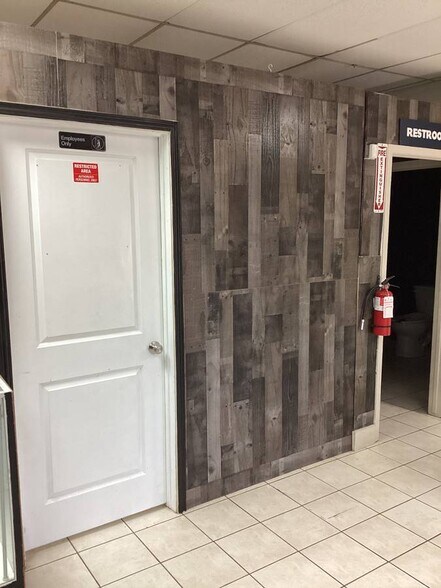 More Photos Of 402-410 Pletz Dr, San Antonio Storefront Retail Office For Lease