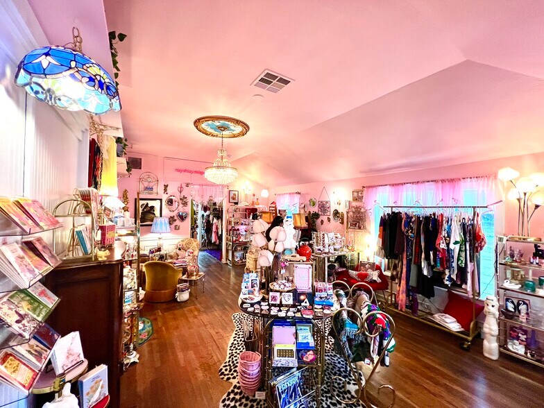 More Photos Of 1628 S 1st St, Austin Storefront Retail Residential For Sale