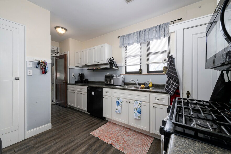 More Photos Of 5001 Pernod Ave, Saint Louis Flex For Sale