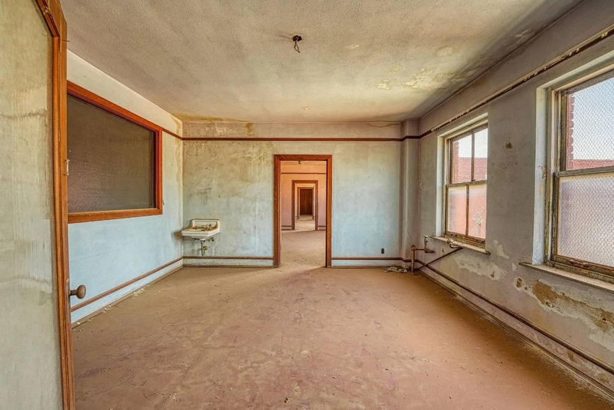 More Photos Of 113 S Main St, Altus Storefront For Sale