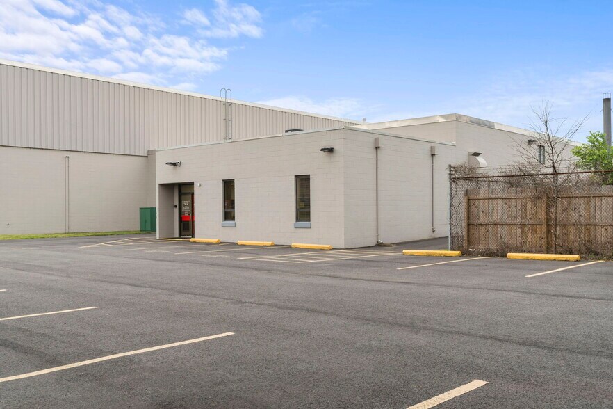 More Photos Of 1001 E 4th St, Richmond Showroom For Lease