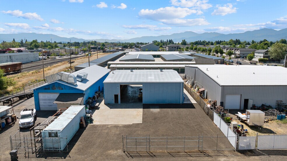More Photos Of 106 Amy St, Central Point Warehouse For Lease