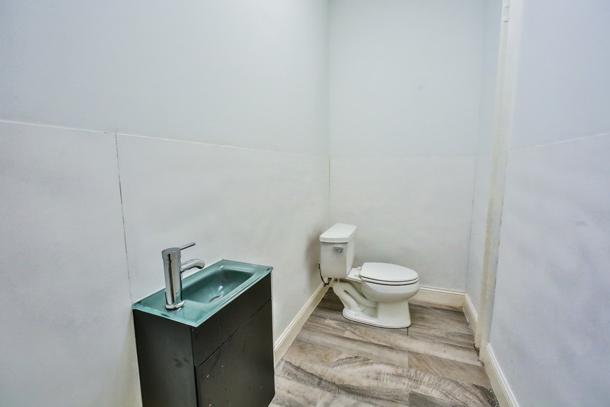 More Photos Of 213 Shaw Ave, Pasadena Industrial For Lease