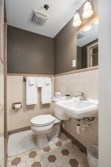 More Photos Of 738 E Main St, Belhaven Hotel For Sale