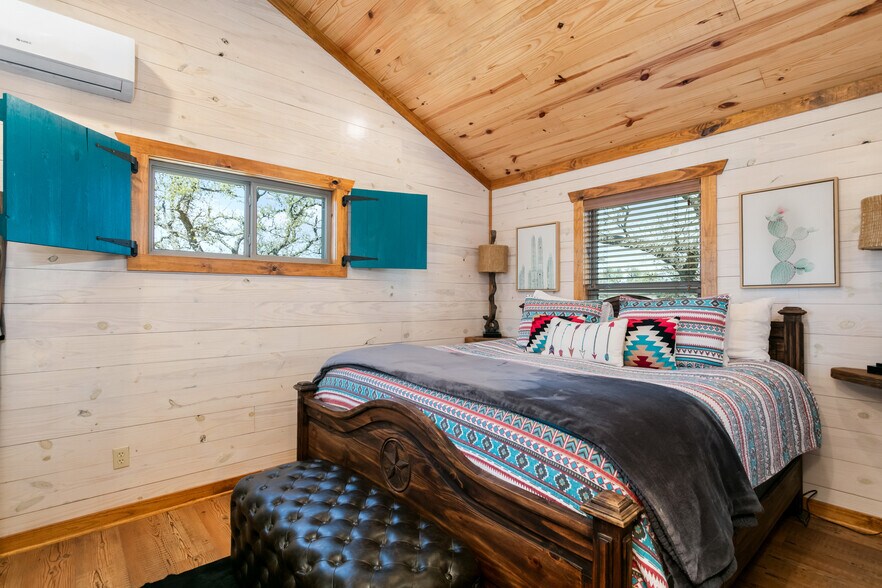 More Photos Of 100 Five Star Trl, Fredericksburg Hotel For Sale