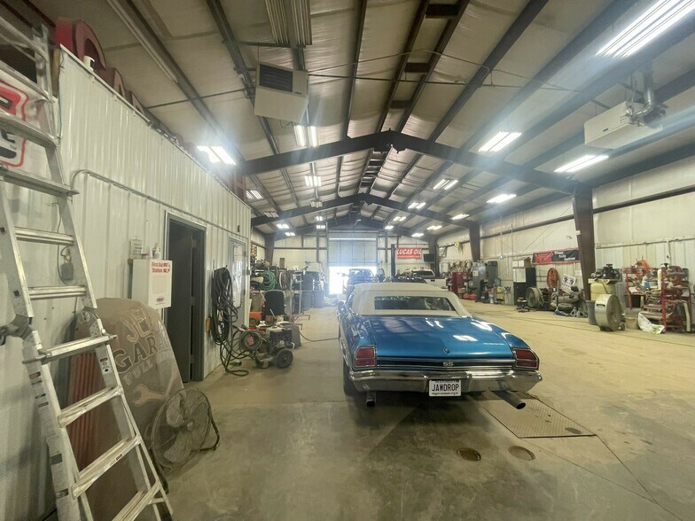 More Photos Of 4506 Dakota Pky W, Williston Warehouse For Lease