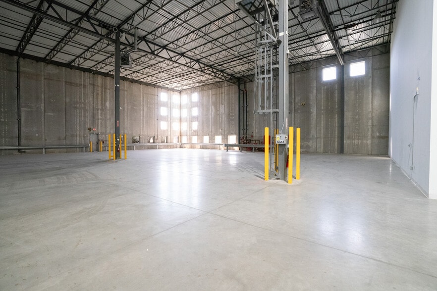 More Photos Of 12280 Oakland Park Boulevard, Highland Park Warehouse For Lease