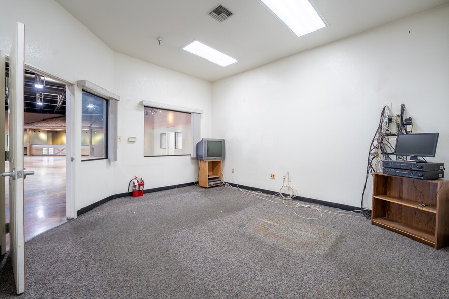 More Photos Of 1759 W Avenue J12, Lancaster Freestanding For Lease