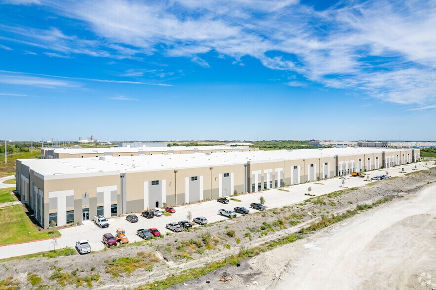 More Photos Of 19200 Marketplace Ave, Kyle Warehouse For Lease