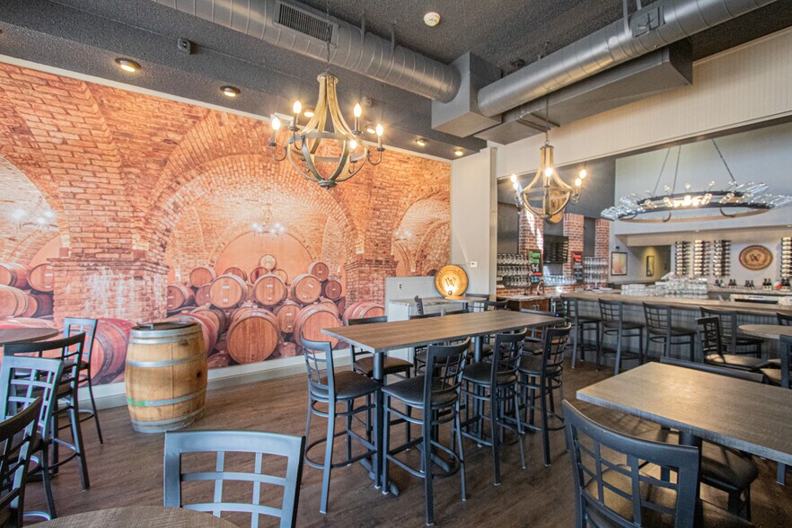 More Photos Of 104 Macomb Pl, Mount Clemens Restaurant For Sale