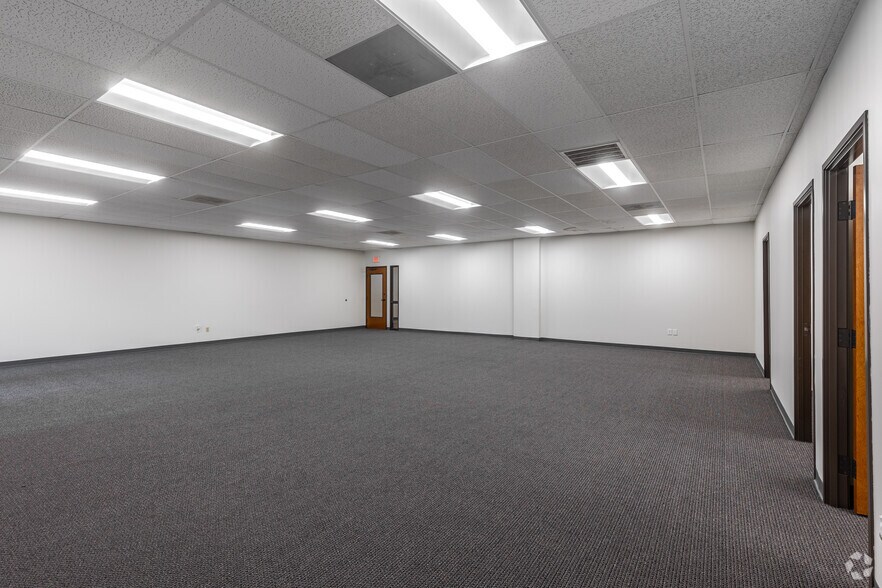 More Photos Of 1202 E Arapaho Rd, Richardson Unknown For Lease