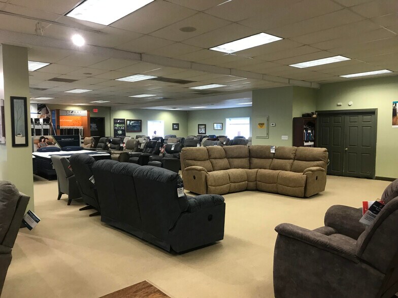 More Photos Of 104 Lenox Ave, Oneida Freestanding For Sale