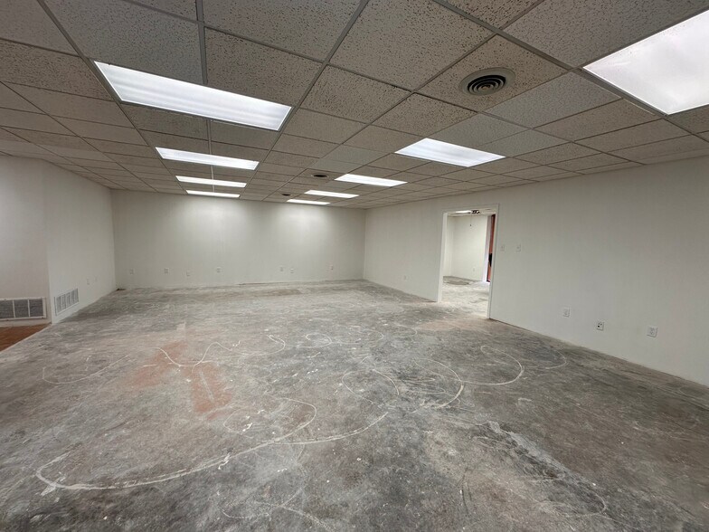 More Photos Of 1011 E 7th St, Odessa Office For Lease
