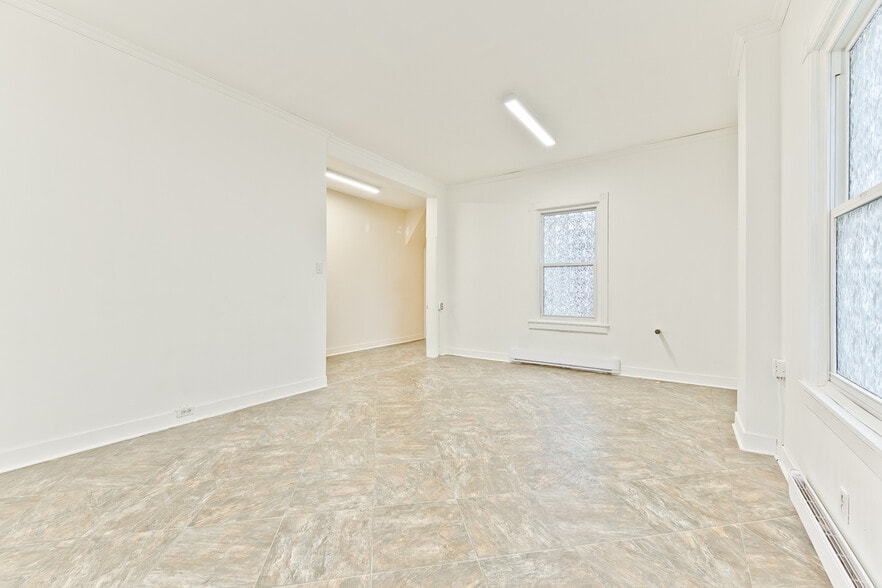 More Photos Of 127 Rue Queen, Sherbrooke Office Residential For Sale