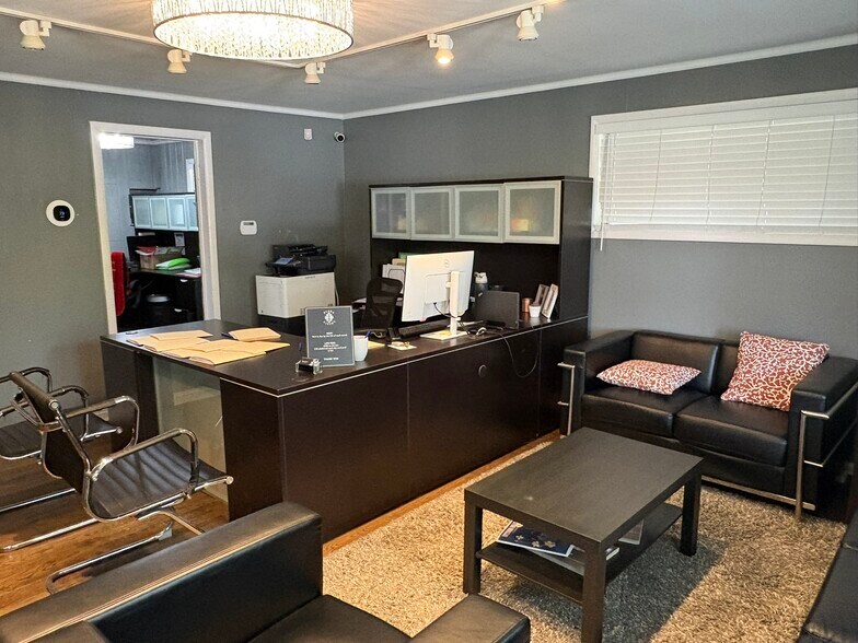 More Photos Of 4512 Roanoke Pky, Kansas City Office For Sale