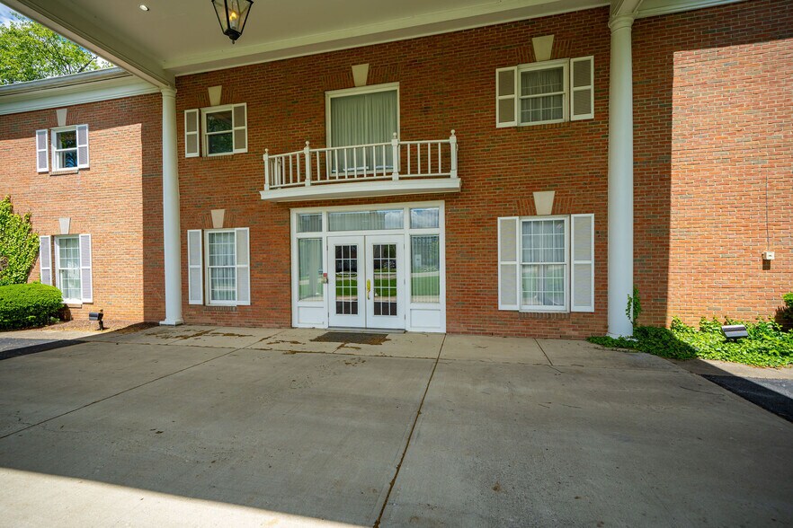 More Photos Of 2990 Bethel Rd, Columbus Funeral Home For Sale