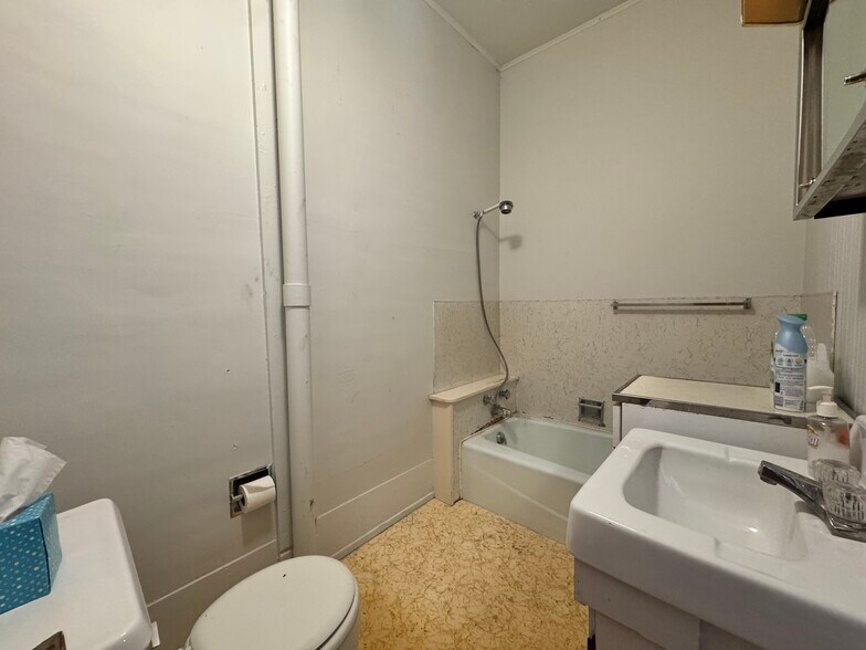 More Photos Of 121 S Center St, Clinton Office For Sale