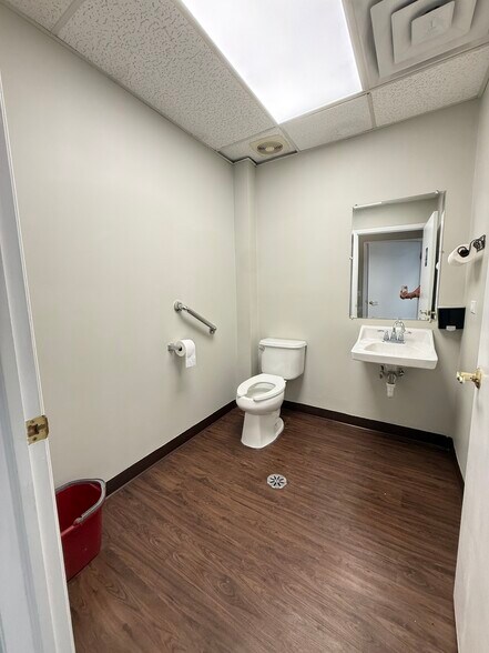 More Photos Of 223 Dundee Ave, Elgin Freestanding For Lease