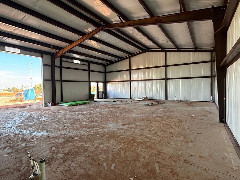 More Photos Of 7716 NW 81st Cir, Oklahoma City Warehouse For Sale