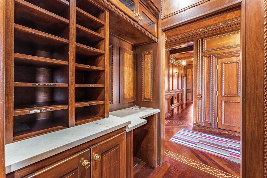 More Photos Of 324 N College Ave, Fayetteville Office For Sale