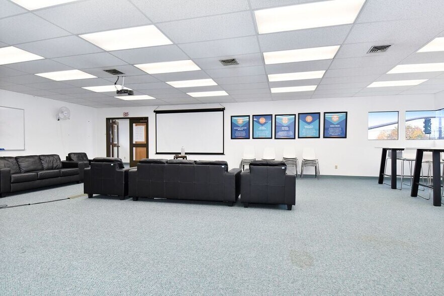 More Photos Of 10610 SE Washington St, Portland Office Residential For Lease