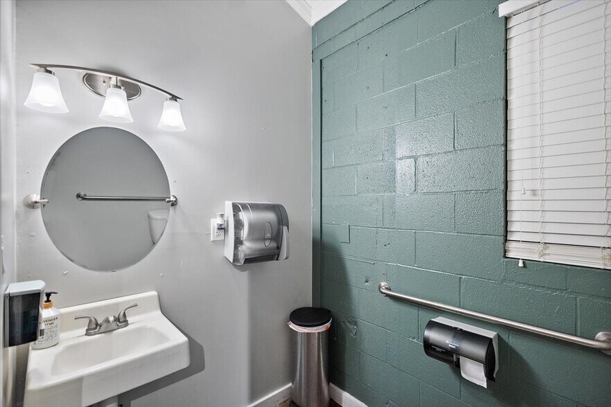 More Photos Of 908 Cherry St, Vicksburg Office For Sale