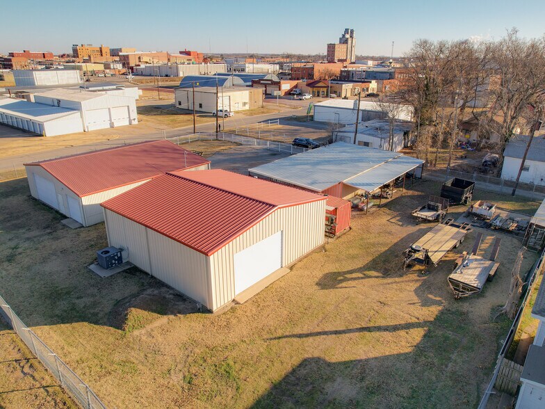 More Photos Of 210-212 N Pine St, Ponca City Light Distribution For Sale