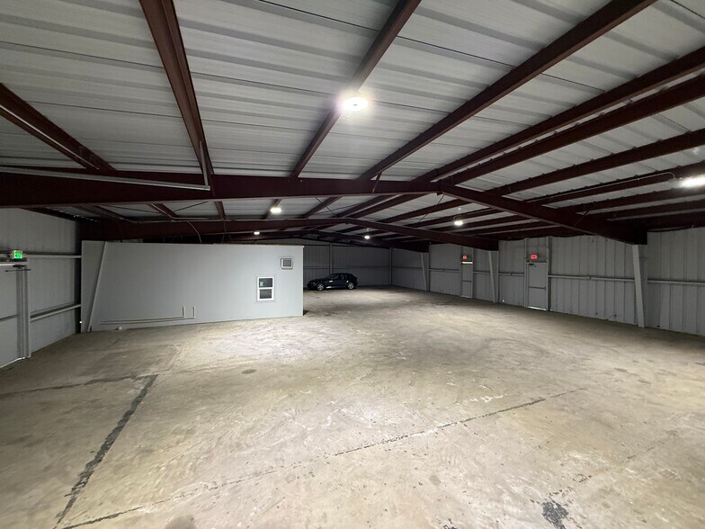 More Photos Of 6229 Dixie Dr, Houston Warehouse For Lease