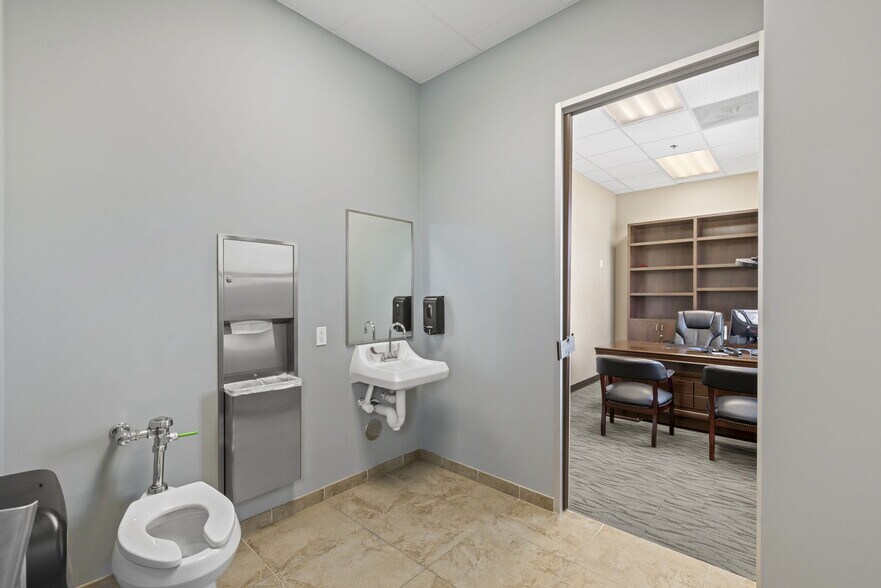 More Photos Of 7790 W Grand Pky, Richmond Medical For Lease
