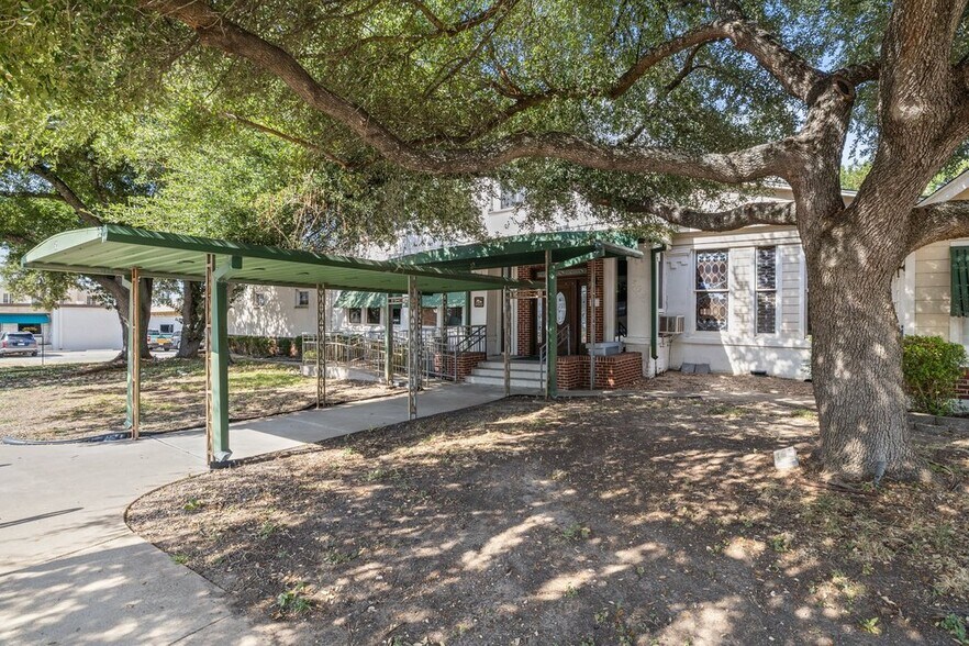 More Photos Of 503 Talbot St, Taylor Funeral Home For Sale