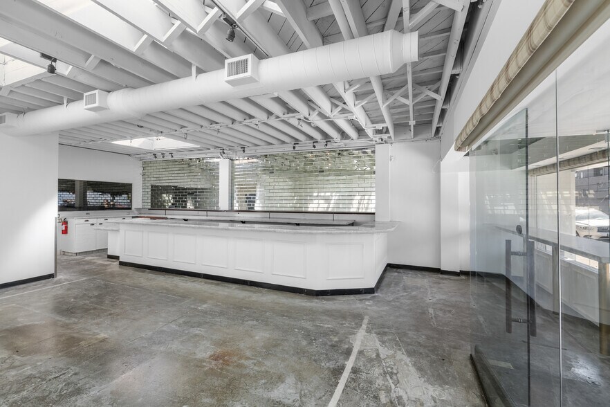 More Photos Of 310-315 S Robertson Blvd, Los Angeles Storefront For Lease