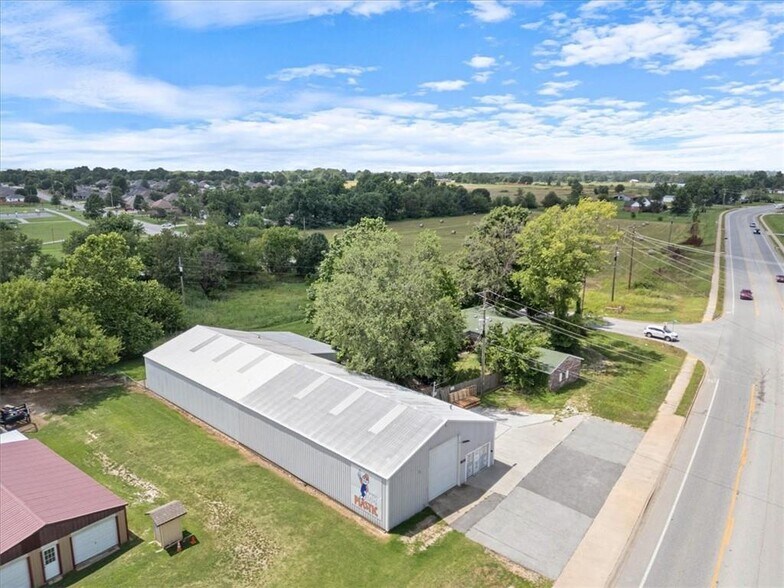 More Photos Of 909 McClure Ave, Lowell Service For Sale
