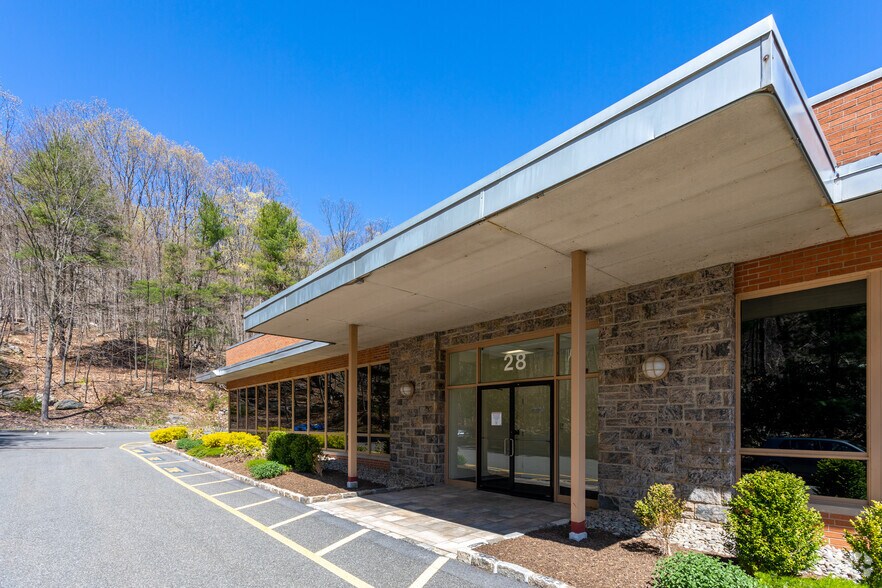 More Photos Of 28 Kaysal Ct, Armonk Office For Lease