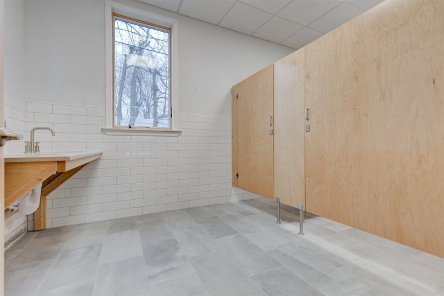 More Photos Of 166 Main St, Port Washington Storefront For Lease