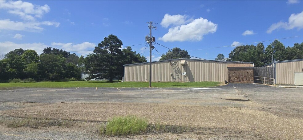 More Photos Of 2013 Falls Blvd N, Wynne Sports And Entertainment For Sale