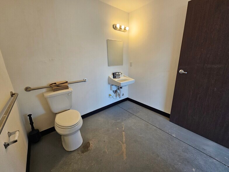 More Photos Of 2921 Friendly Pl, Bullhead City Light Distribution For Lease